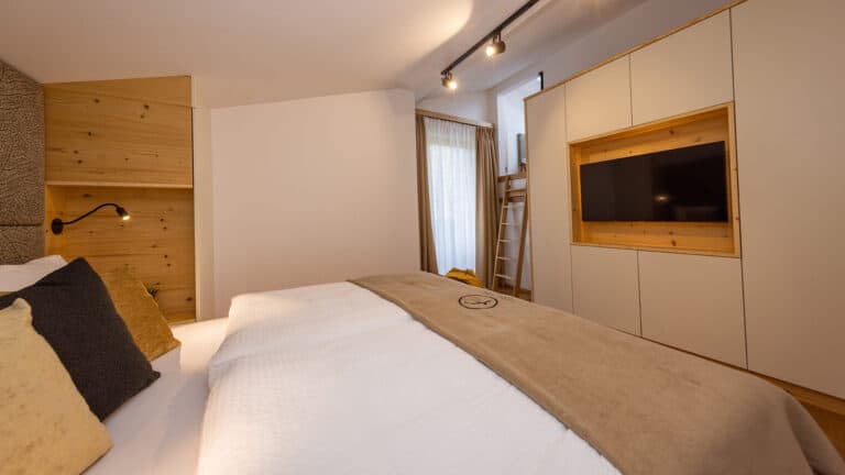 Penthouse Schlafzimmer Bettwäsche Doppelbett Smart-TV