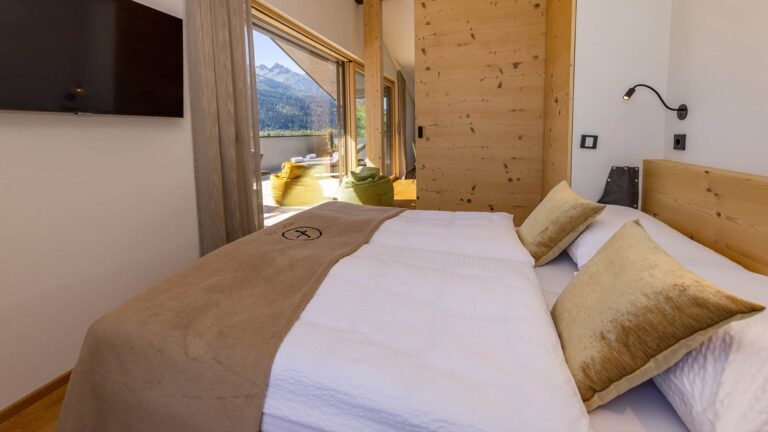 Penthouse Schlafzimmer Doppelbett Terrasse Smart-TV Bergblick